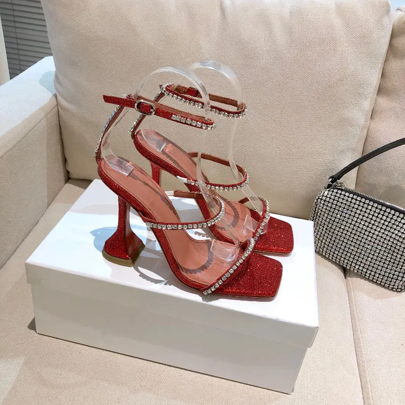 Topkwaliteit Gilda rode glitter sandalen met kristallen ingelegde bandspoel Hakken torenhoge hak voor dames zomer luxe ontwerpers schoenen party hakken fabrieksschoeisel