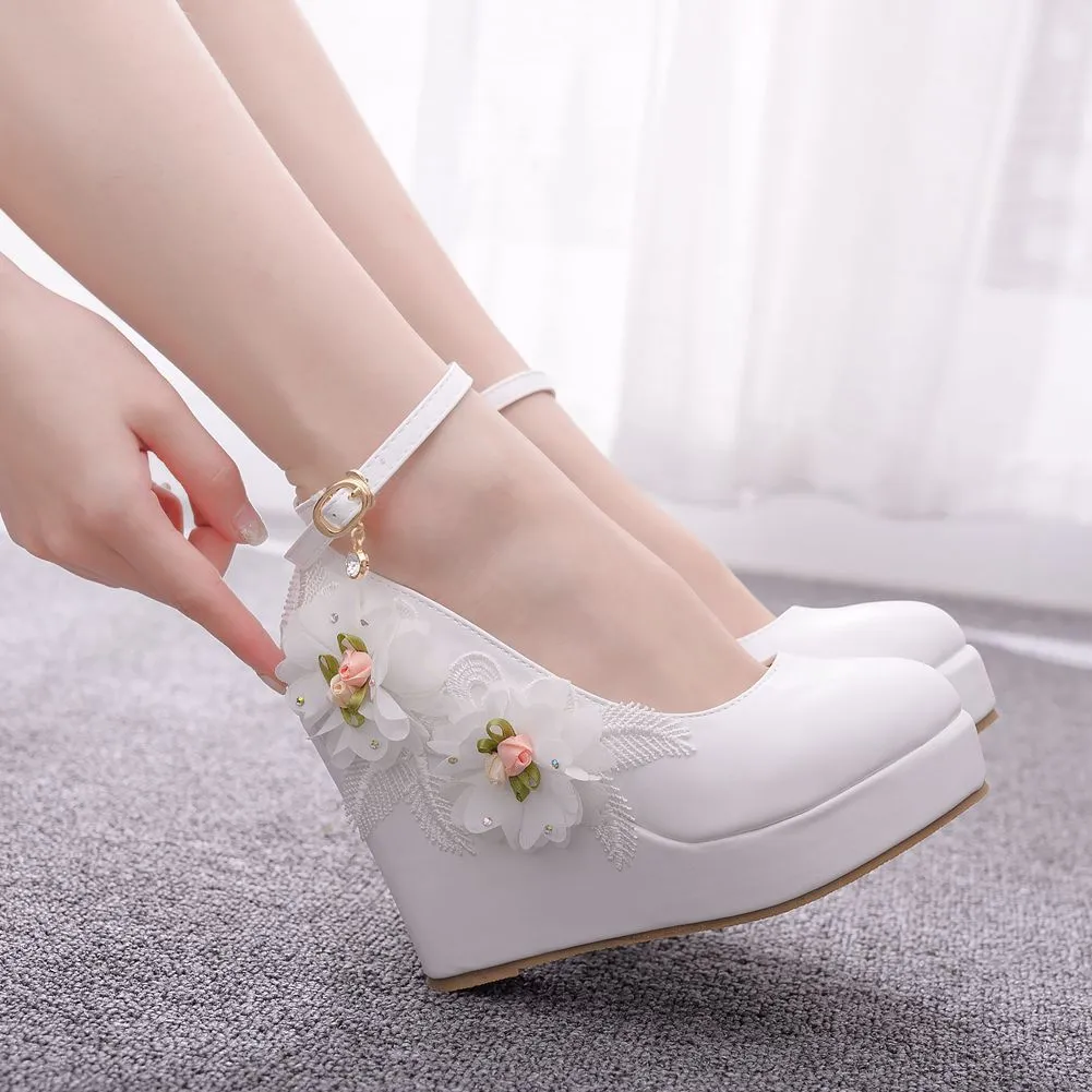 Tacco a zeppa Fiore di pizzo Bellissime scarpe da sposa Piattaforma di grandi dimensioni Punta tonda Décolleté con tacco alto Cinturino con fibbia Scarpe da damigella d'onore