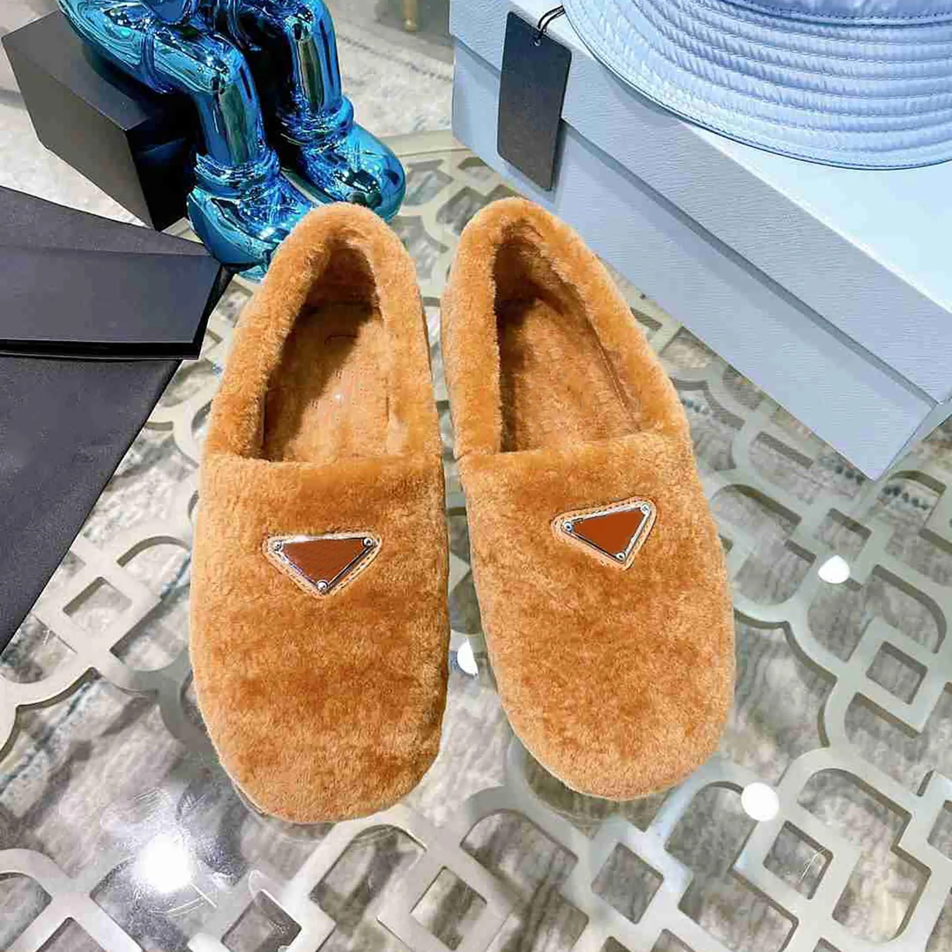 2021 Designer Women Wool Slippers Plush Triangle Metal P Solid Color Flip Flop Winter Warm Original Rubber Non-slip Bottom Cloudbust Sheep Leather Trendy Sandals Box