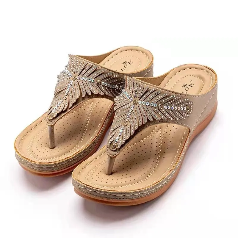 Talltor 36-41Europeiska och amerikanska 2021 Kvinnor Summer Fashion Rhinestone Wedges Sandaler Leisure Vacation Flip Flops