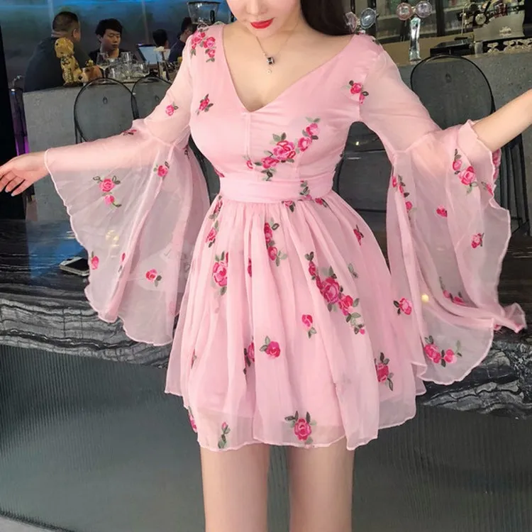 夏のヴィンテージの花刺繍のドレス女性ピンクフレアスリーブセクシーなVネックドレスビンテージセクシーパーティードレス210514