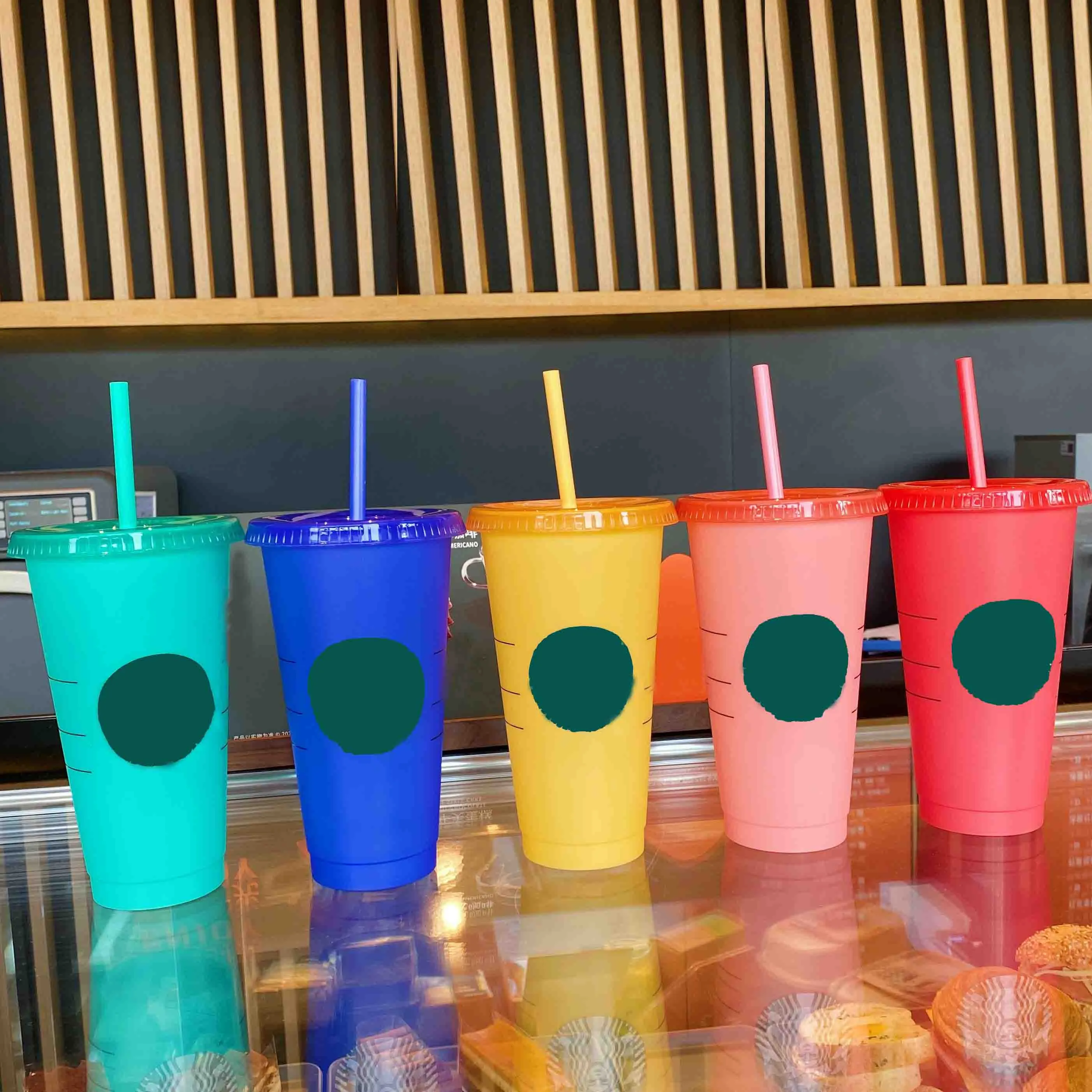 24ozの色の変更タンブラーのプラスチック透明の飲みのジュースカップと唇とわらのマジックコーヒーのマグカッグ色を変える5pcs HH21-182A