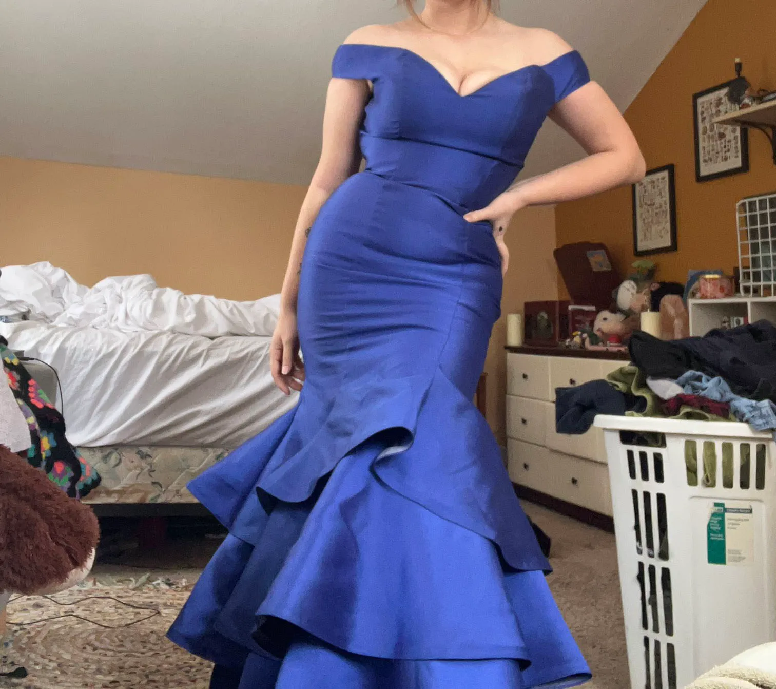 Oszałamiający niebieski kolor Off Ramię Prom Dress Mermaid Satin Senior Year Sear Wear Party Suknia Custom Made Plus Size Dostępny