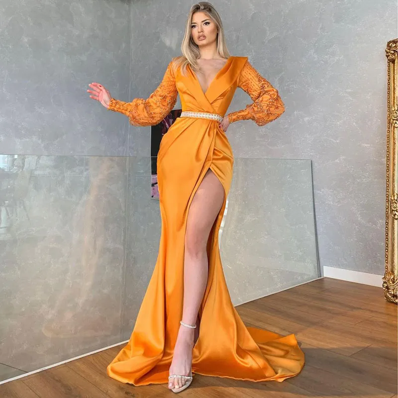 Orange Meerjungfrau-Abschlussballkleider mit langen Ärmeln, tiefer V-Ausschnitt, Pailletten-Perlen-Abendkleider, Satin, Sweep-Zug, seitlicher Schlitz, formelles Kleid