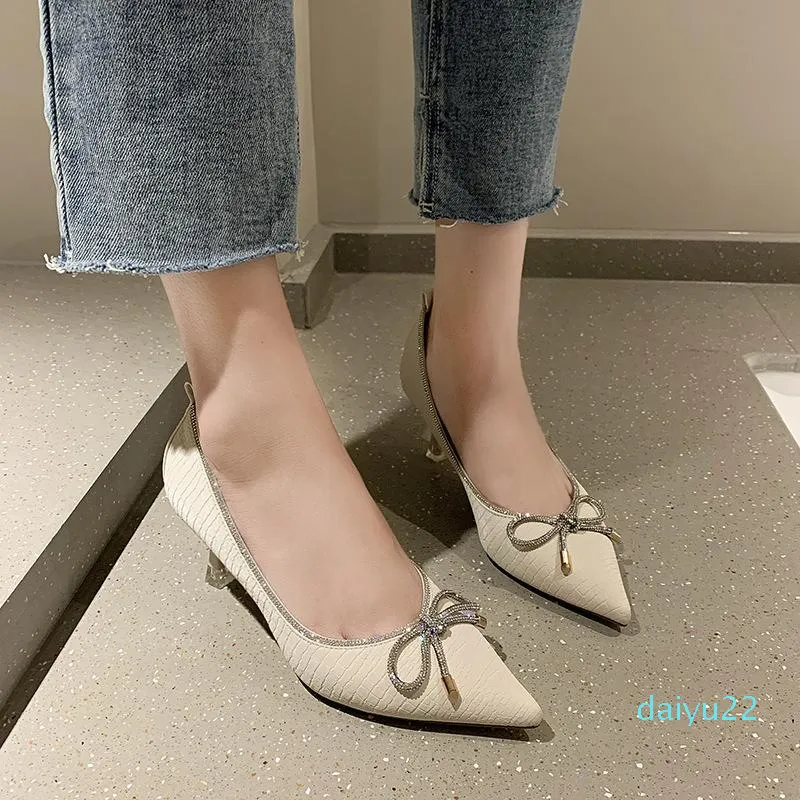 Chaussures habillées 2022 printemps et automne talons hauts pointus femmes Stiletto tout match en cuir souple strass nœud blanc mi-talon