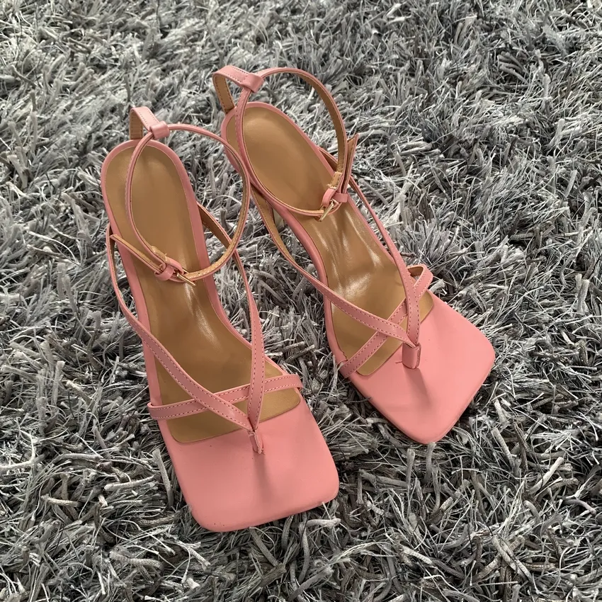 Sommar Kvinnor Sandaler Smalband Vintage Square Toe High Heels Buckle Strap High Heel Sandals Kvinnor V-Neck Designer Skor H54JU5J