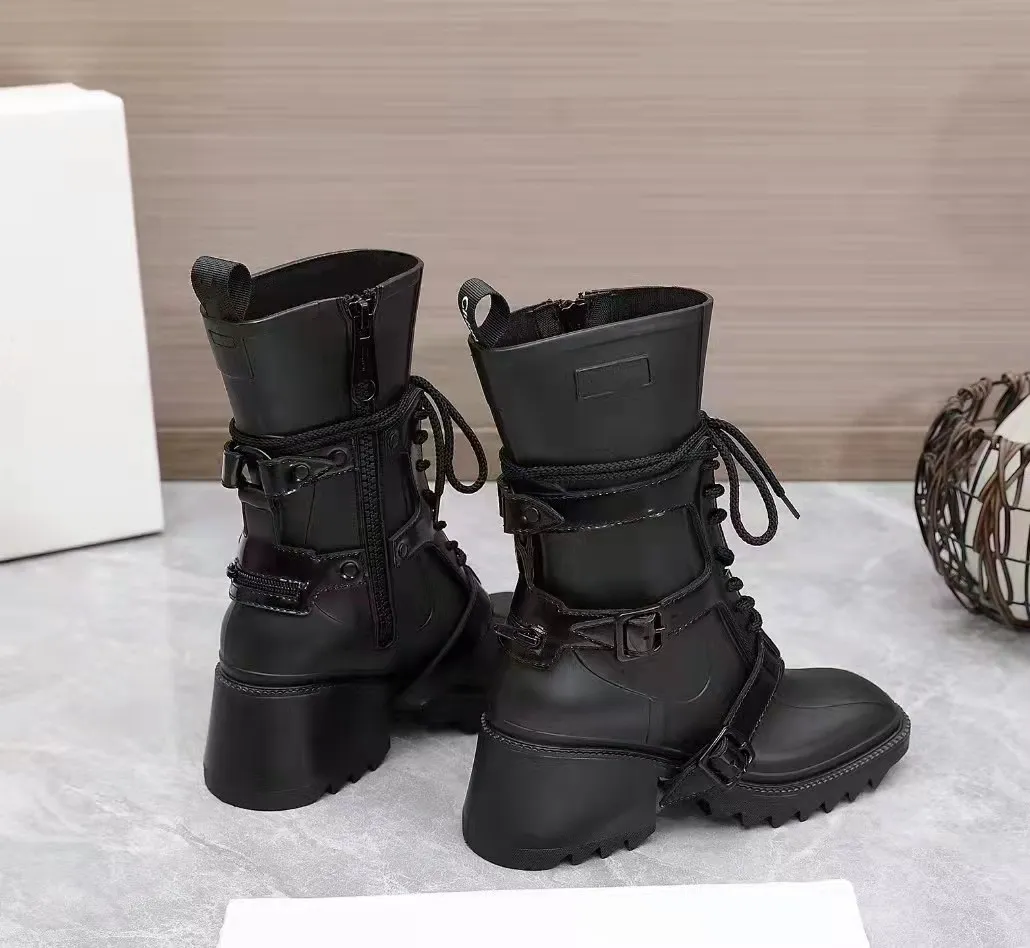 2021 Lyxig designer Kvinnor Halvstövlar Skor Vinter Chunky Med Heels Plain Square Toes Shoe Rainboots Zip Women Mid Calf Booty Wear Beständig Tjock Soled 35-40