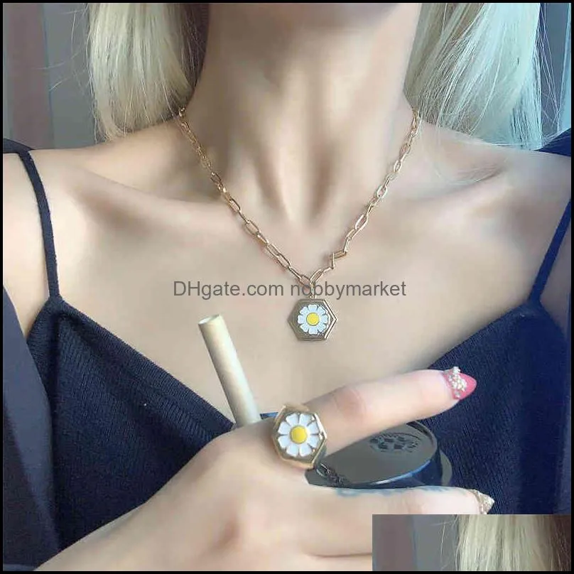 Colorful ins blogger`s same small wrinkled chrysanthemum tulip Clover Necklace cold wind simple clavicle chain