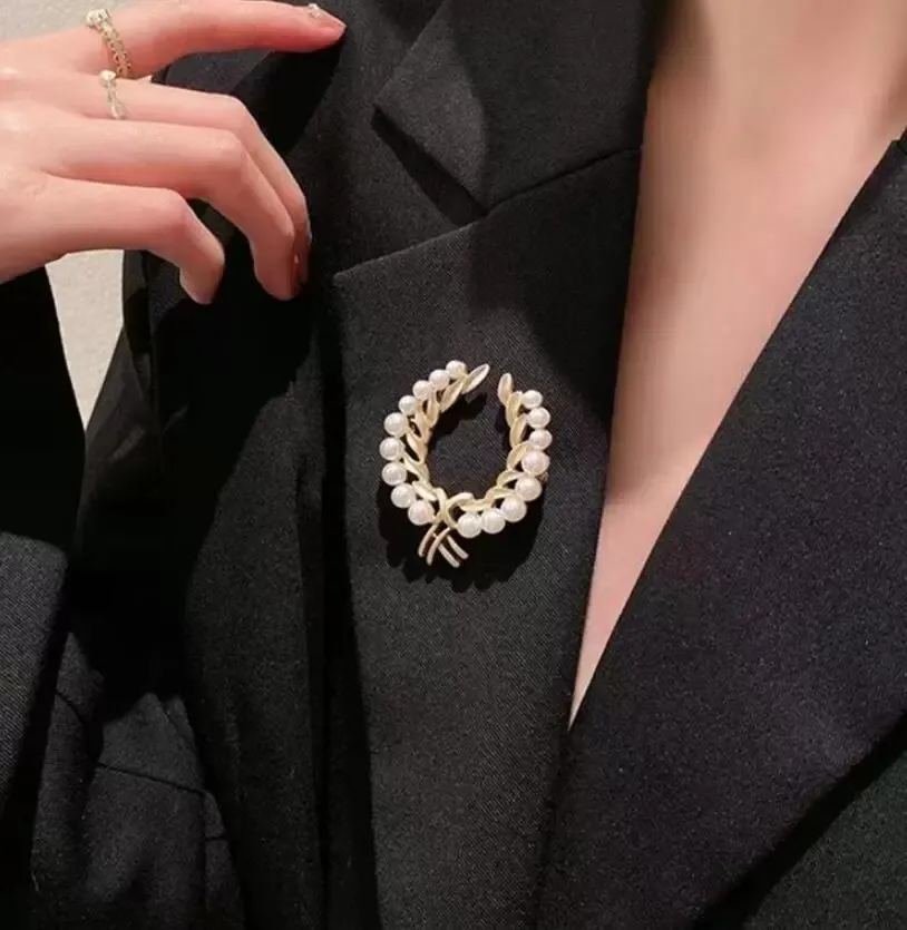 Elegante spilla a farfalla con perle Spilla con strass Accessori per vestiti Spille a forma rotonda per gioielli coreani per feste di nozze color oro
