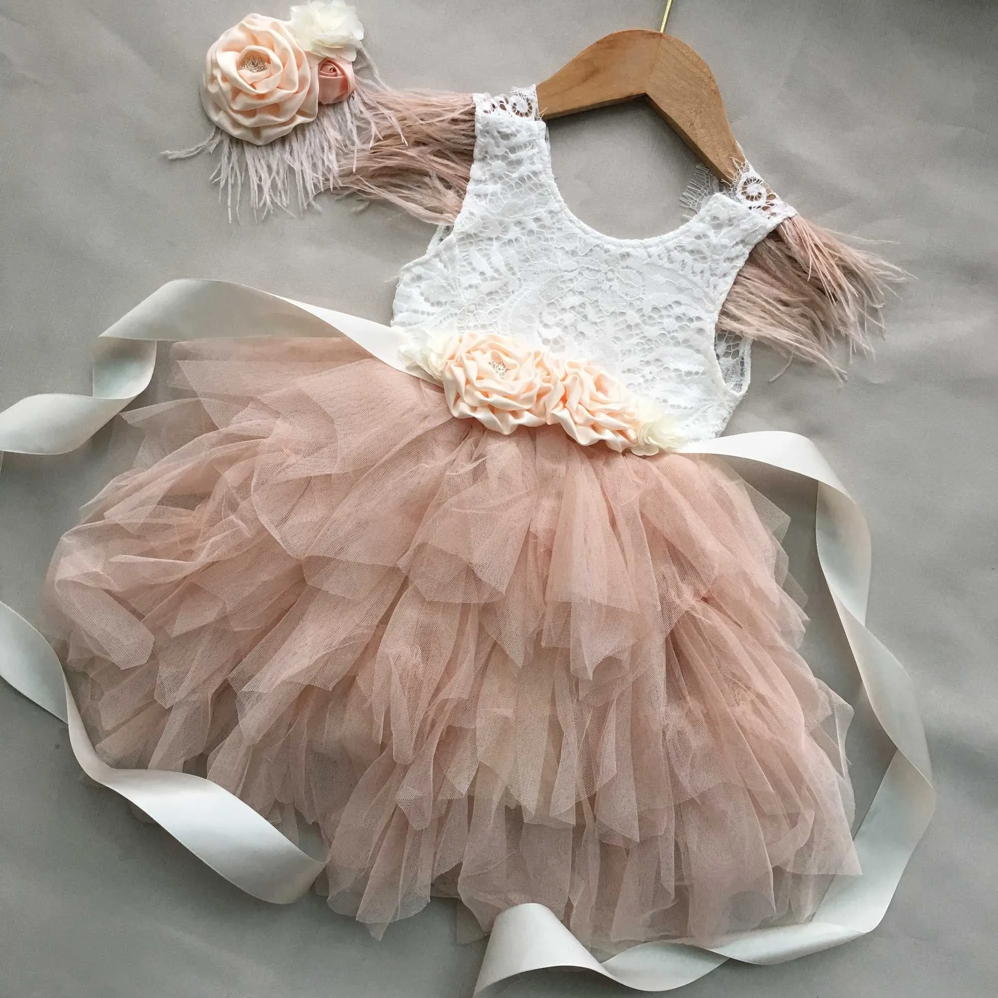 Born Baby Girls Feather Sukienka dla niemowląt Berbeć Koronki Urodziny Party Vestido z pasem i pałąkiem 3 SZTUK Baptism Ubrania Zestaw 210529