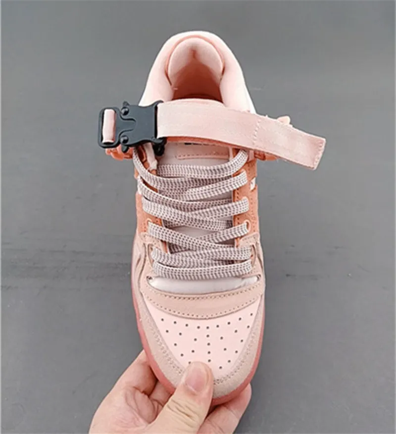 Sapatos Bad Bunny Marrons Forum Buckle Low The First Cafe Skates Trainers para Homens Easter Egg Tênis Femininos Esportes Chaussures em Rosa GW0265