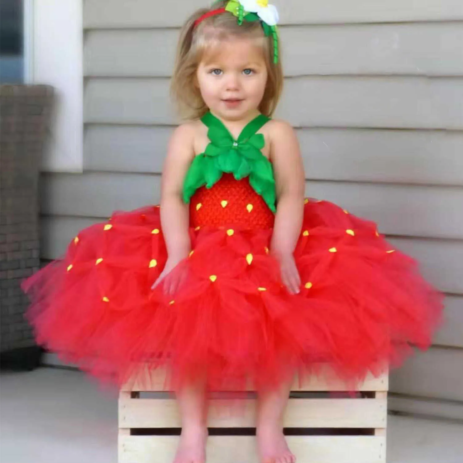 イチゴの赤ちゃんの女の子のドレス赤ちゃんのための最初の年の誕生日のドレスクリスマス衣装幼児パーティードレスQ0716