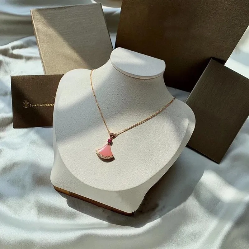Conception de collier classique collier de jupe élégant et luxueux, adapté aux occasions de mariage pour offrir des chaînes de cadeaux d'anniversaire de petite amie