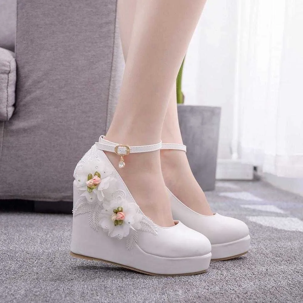 Fashionabla söta vita blomma pumpar kvinna bröllop skor högklackat plattform skor damer fest klänning kilar brudtärna sandaler 210331