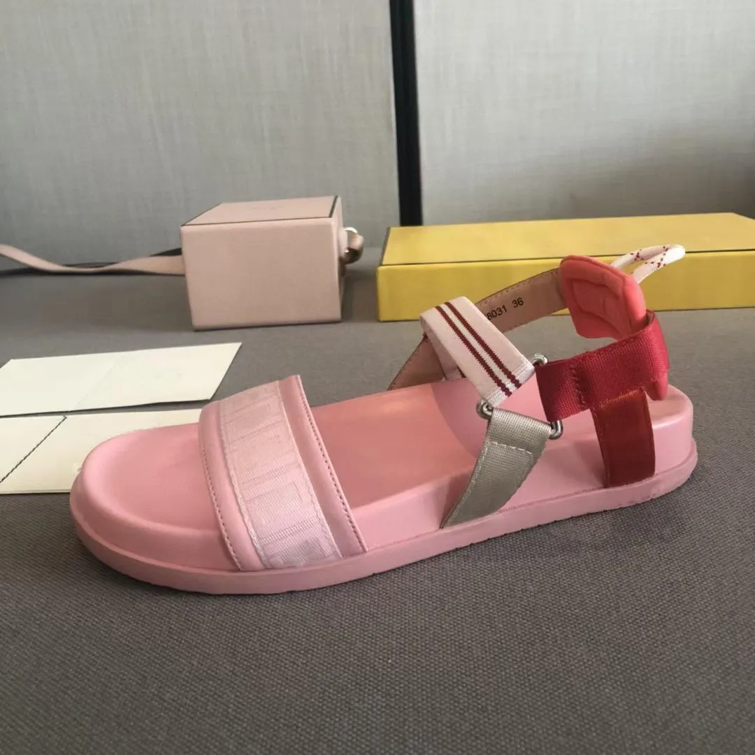 2021 Toppkvalitet Flat Sandaler Sommar Kvinna Designer Svart Rosa Med Justerbar Guld Spänne Tjej Tjocklät Solade Casual Beach Slippers 35-41 Storlek