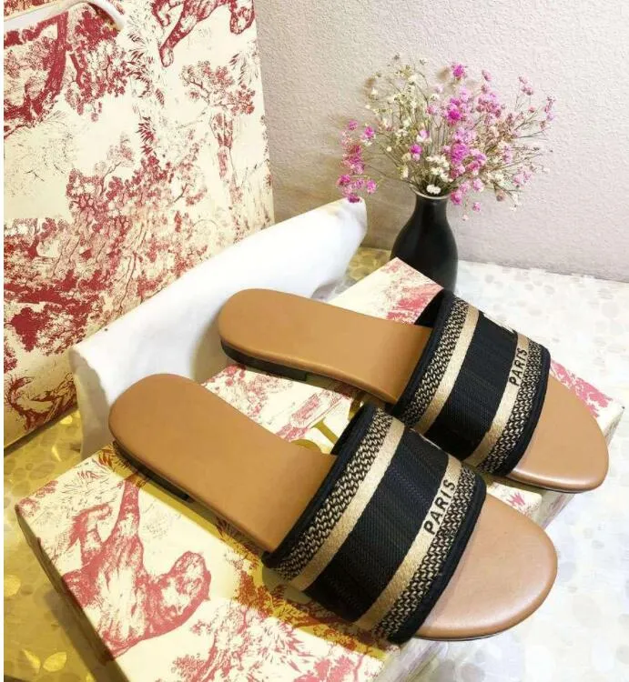 2021 Paris Ladies Shoes Luxury Designer Slippers Fashion Summer Girls Beach Women Sandals Flip Flops Loafers Sexy Embroidered Shoe Big Belt Box