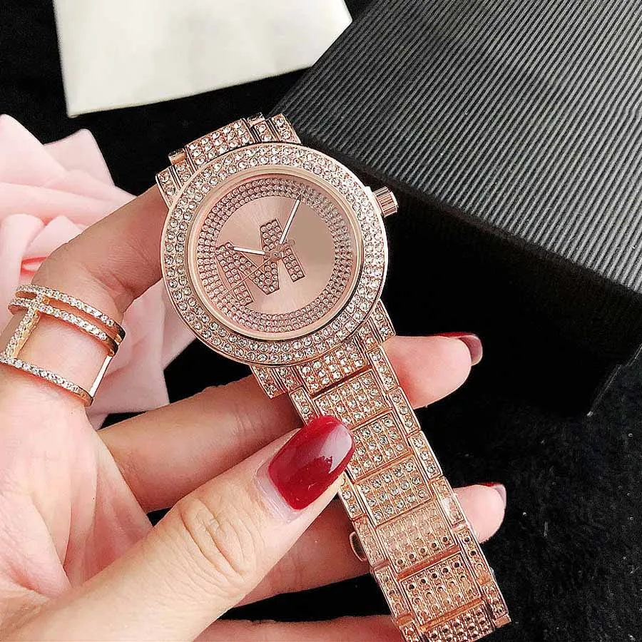 Relojes de marca Mujer Chica Diamante Cristal Letras grandes Estilo Metal Banda de acero Reloj de pulsera de cuarzo M126