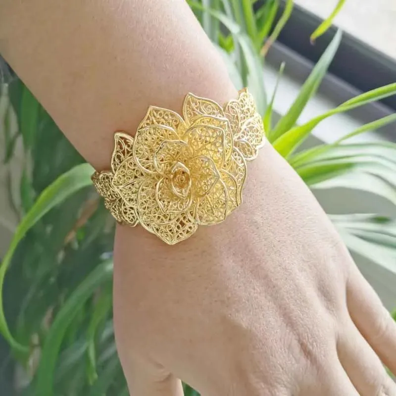 Bangle Gold Metal Hollow Flower Open Manchet Arm Armband voor Dames India Bruids Bruiloft Accessoires Luxe Dames Armbanden Sieraden Gift