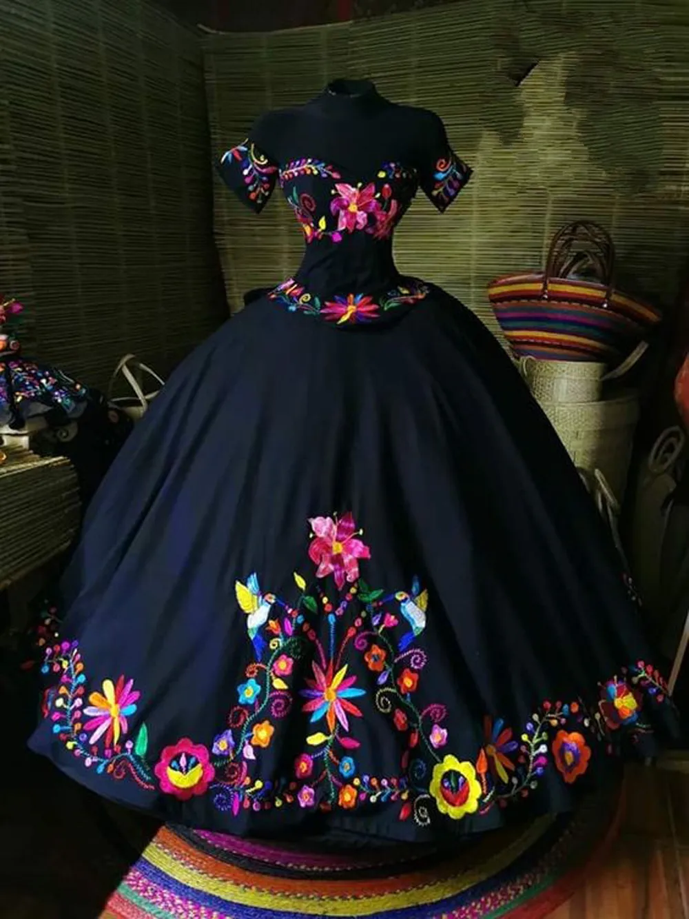 2023 Robes de Quinceanera noires hors de l'épaule mexicaine brodée Charro Sweet 16 robe robes de bal en satin Vintage3036