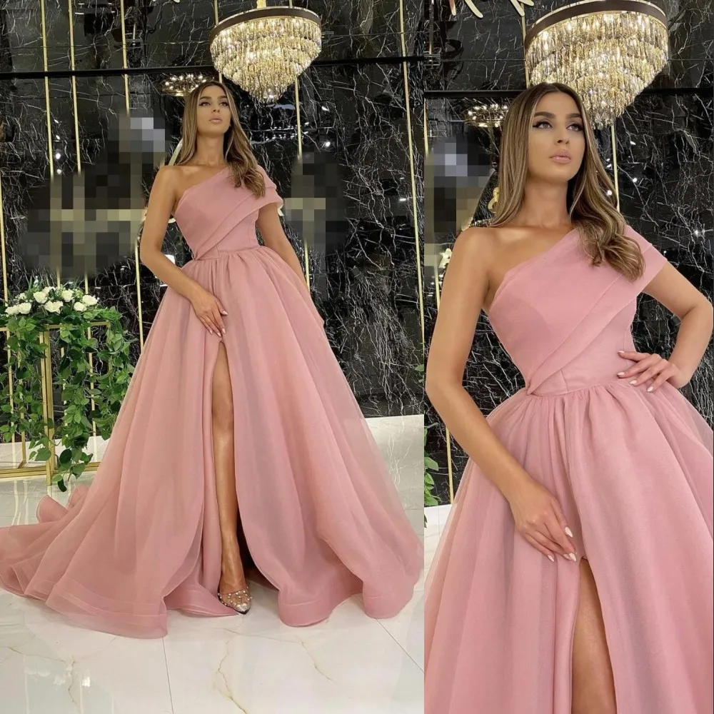 2021 Sexy Blush Pink Organza Evening Dresses Wear Cap Sleeve One Shoulder Ball Gown Side Split Dubai Arabiska Mellanöstern Special Occasion Prom Gowns Sweep Train