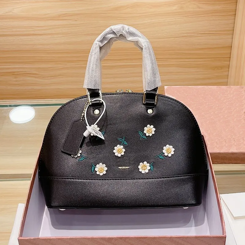Designer Women Vintage Shell Shoulder Bag Luxurys Designers Bags 2021s Summer  Daisy Embroidery Shopping Tote Handbags Genuine Leather Crossbody Handbag