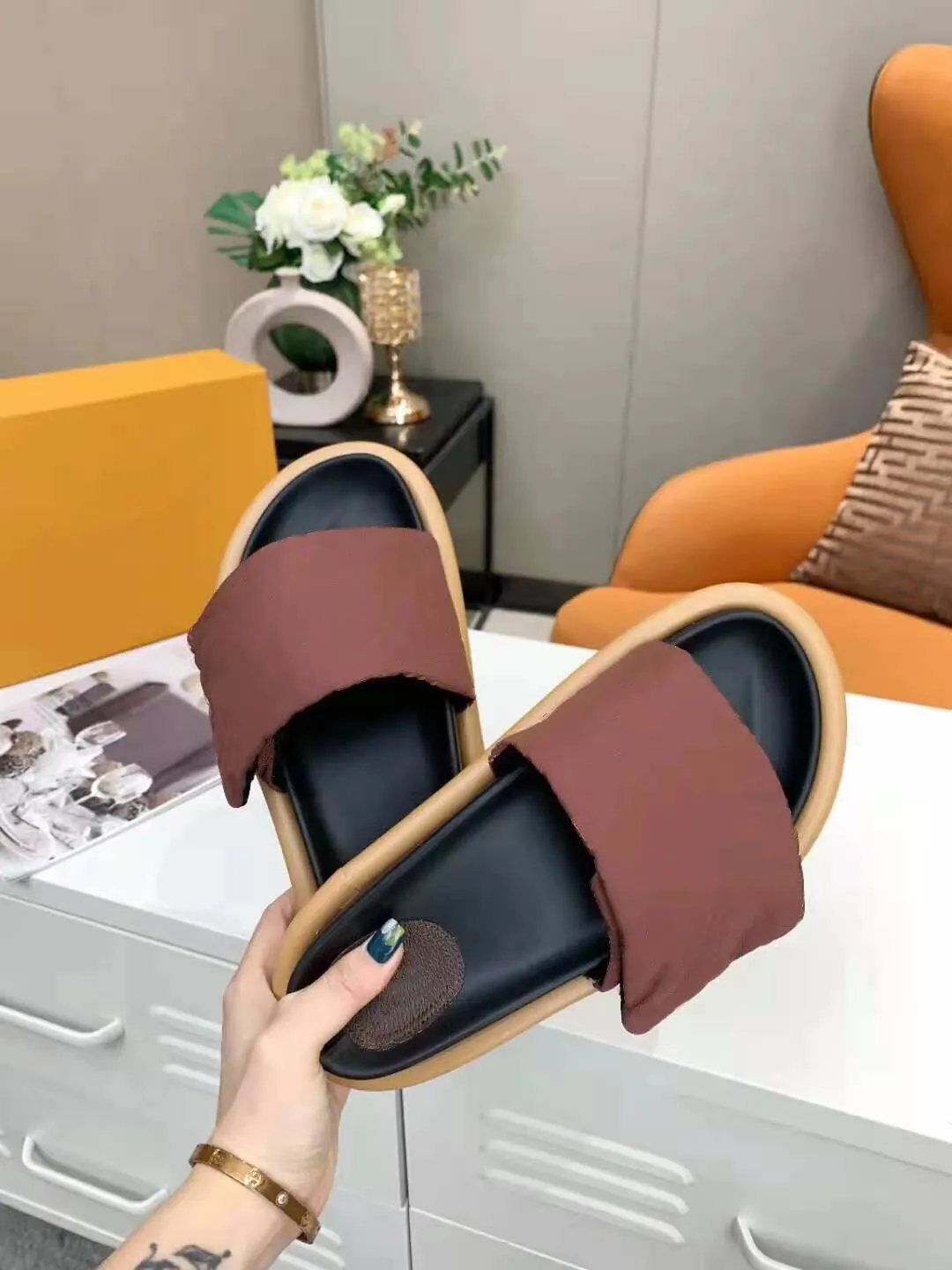 2021 neueste Pool Pillow Comfort Mules Damenmode Hausschuhe Damen Sommer Lebendige Sandalen Puffy Style Klassische Slides 35-42