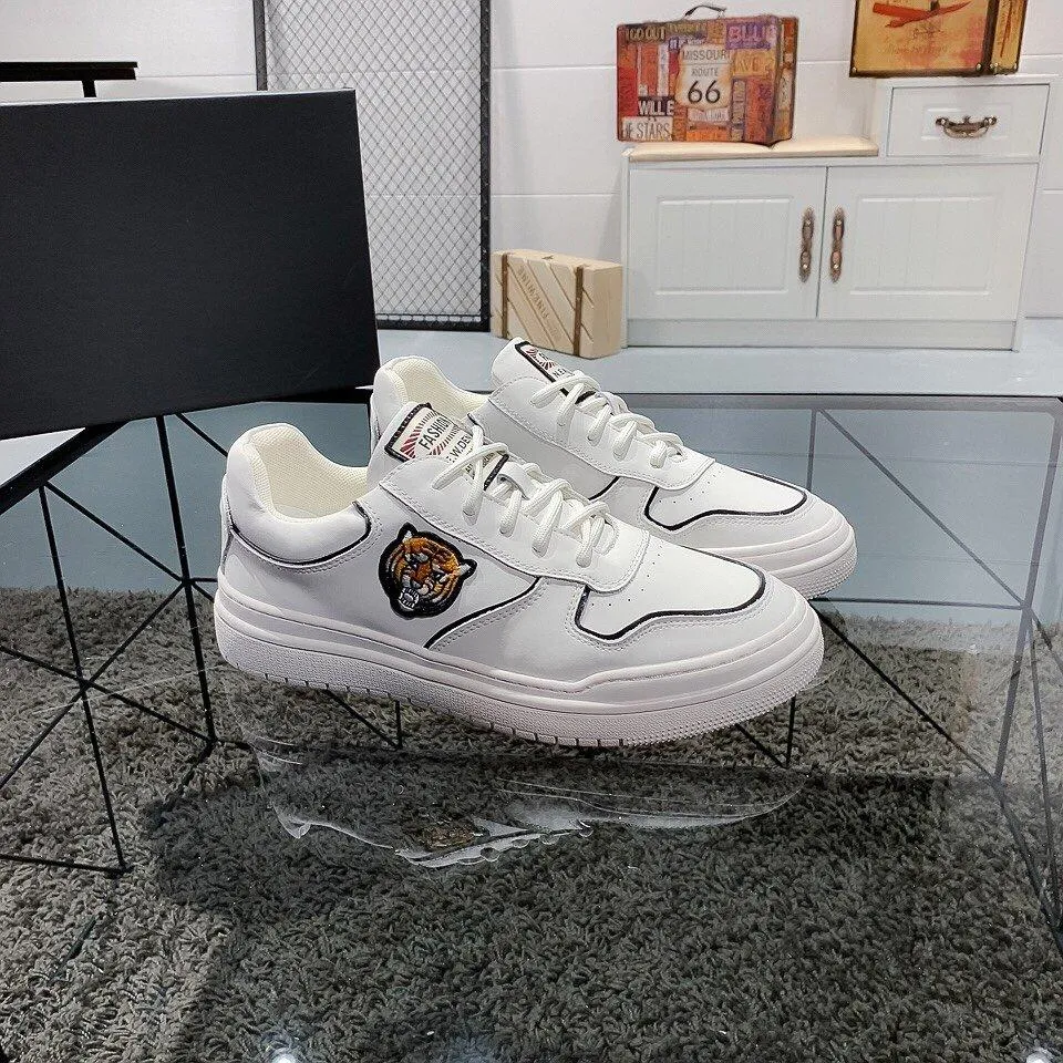 Lüks Tasarım Beyaz Deri Rahat Ayakkabılar Kaplan Kafası Desen Baskı Erkek Sneakers Mükemmel Şekil En Kaliteli Rahat ve Trendy Sneaker