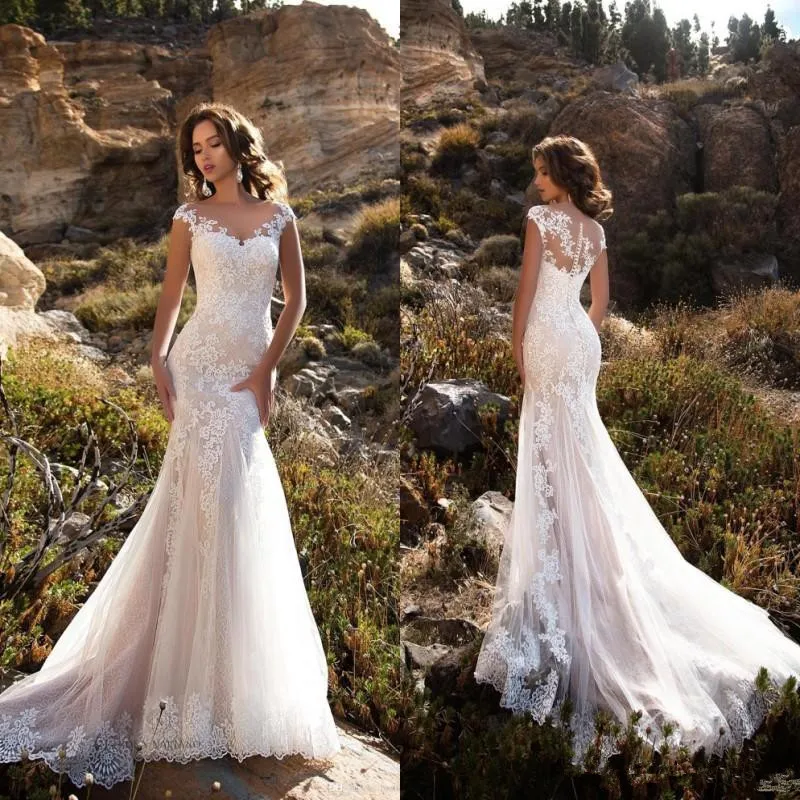 2022 Vestido de novia de sirena de jardín de verano Mangas cortas con encaje Apliques Largos Boho Playa Vestidos de novia Vestidos Cuello redondo Botones traseros Vestidos de novia