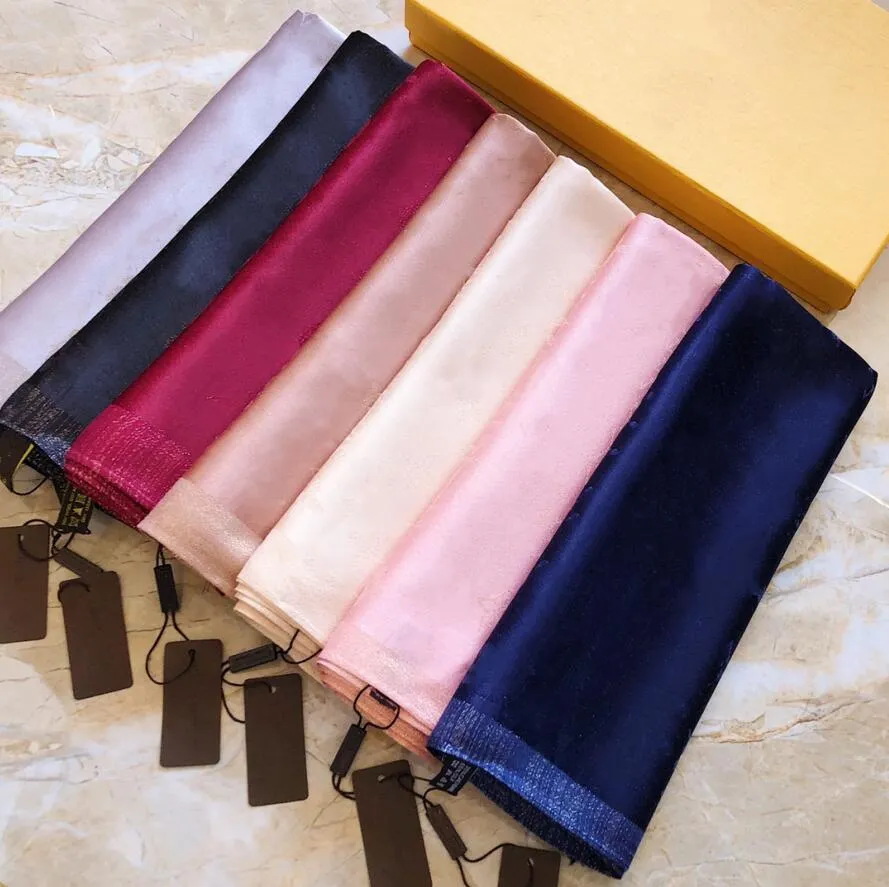 2021 Desingers Classic Silk Scarves Shawl Four Season Man Women Clover Scarf Fashion Letter Flower Style with Box260s