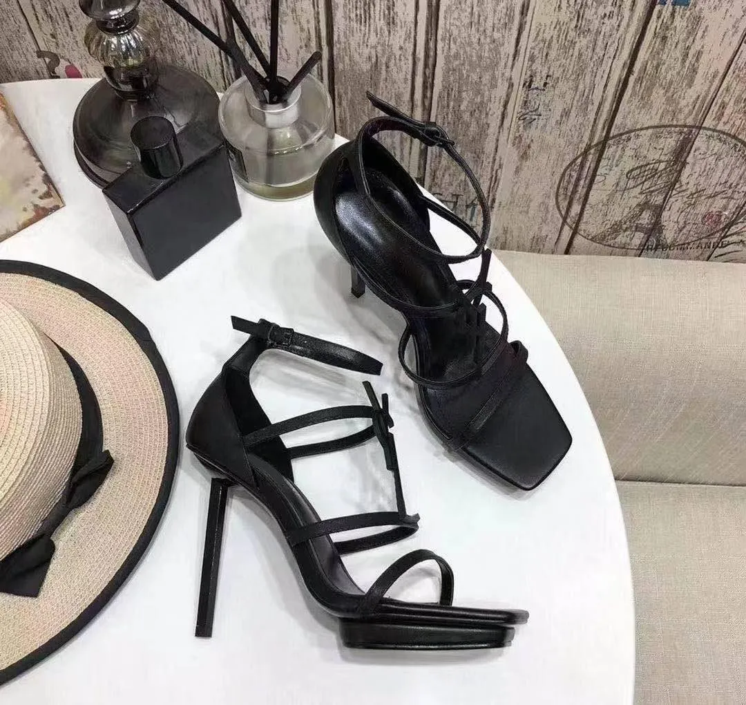 2021s europeisk romersk stil mode kvinnors högklackade sandaler sexiga kvinnor patent läder glaidator sommarskor plattform pumpar klänning bröllop mulor loafers