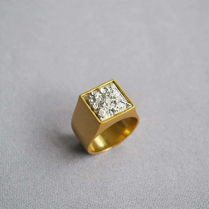 Eheringe Nische Sinn für Design Silbernes fließendes Lavagold und goldene Kontrastfarbe Schwerer Ring weiblich