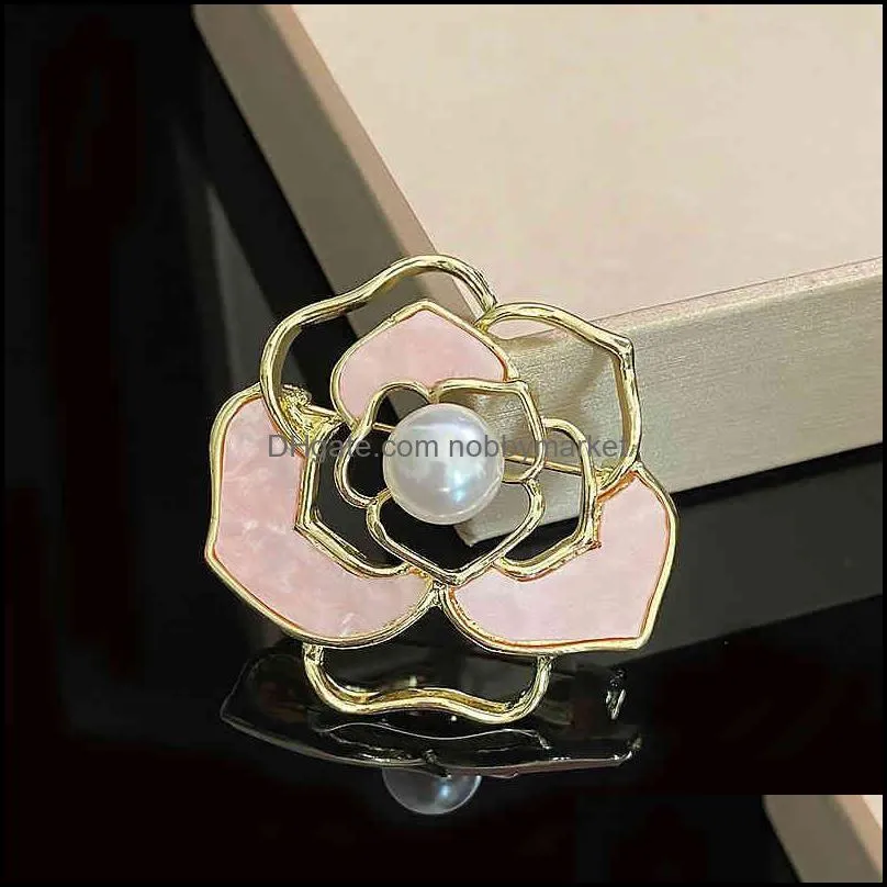 Luxury brooch New personalized hollowed out Rose Brooch temperament Pearl simple Camellia straight