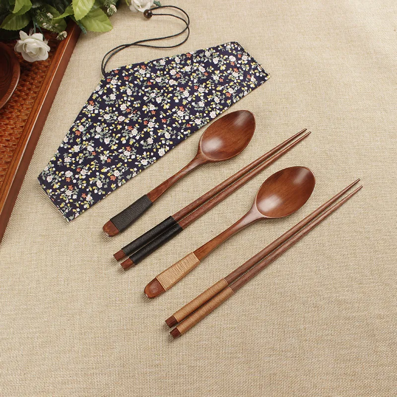 2 teile/satz Tragbare Holz Essstäbchen Löffel Geschirr Set mit Floral Stoff Pack Taschen