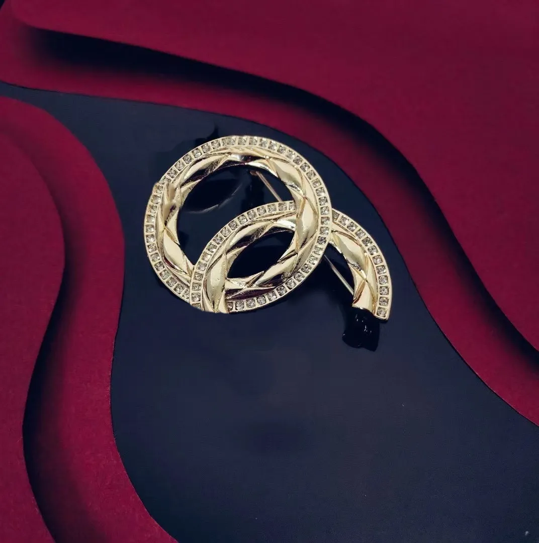 Personalizzazione gioielli diamanti spilla grossista Spille vintage di lusso nuovo designer formato europeo AAAAA ottone placcato oro marchio caldo spille stile classico