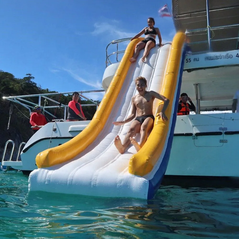 Utomhusspel Anpassad uppblåsbar vatten Yacht Slide Commercial Fun Play Equipment Air Dock Slide for Boat