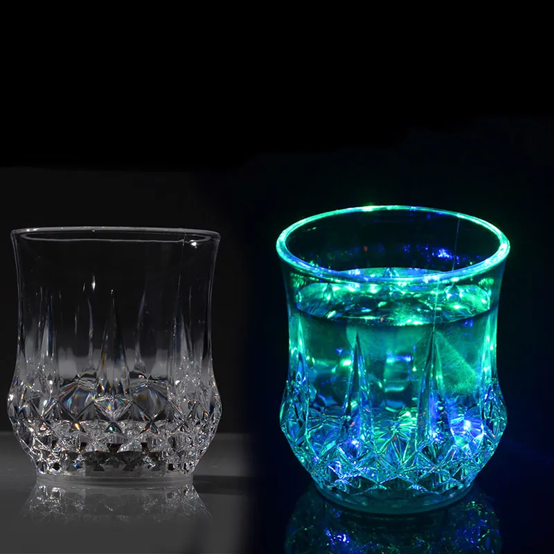 Giocattoli a LED Sensore di tazza lampeggiante Accendi la tazza Vino Birra Whisky Shot Bevanda per bagliore Festa di Natale Bar Club Bicchieri di compleanno