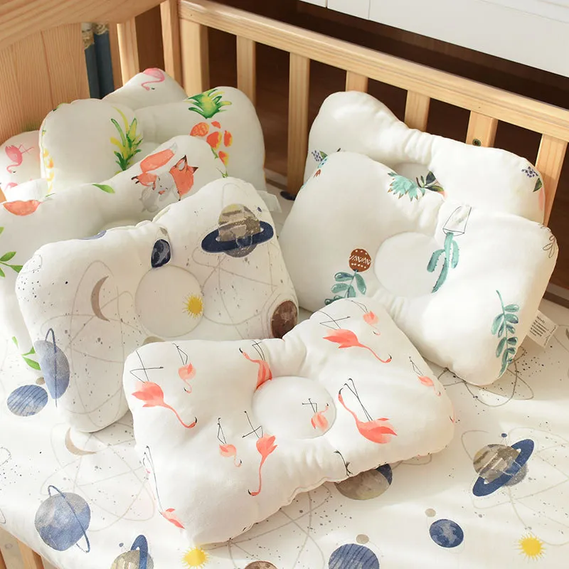 Lit de bébé avec coussin de mise en forme de la tête, oreiller