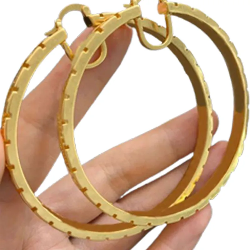 Kvinnor Hoop Örhängen Designers Guld Örhänge Mode Stor Cirkel Enkla Smycken Lyx Bokstav V Stud Örhänge Hoops Partihandel 22030105R