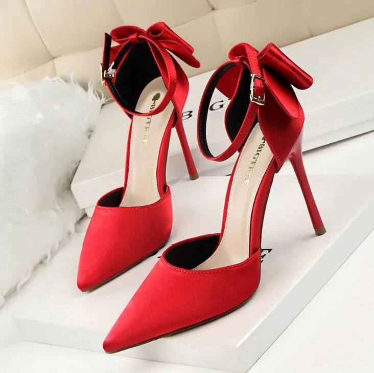 弓の女性のポンプシルクハイヒールの女性の靴スティレット赤い結婚式の靴の女性のサンダル