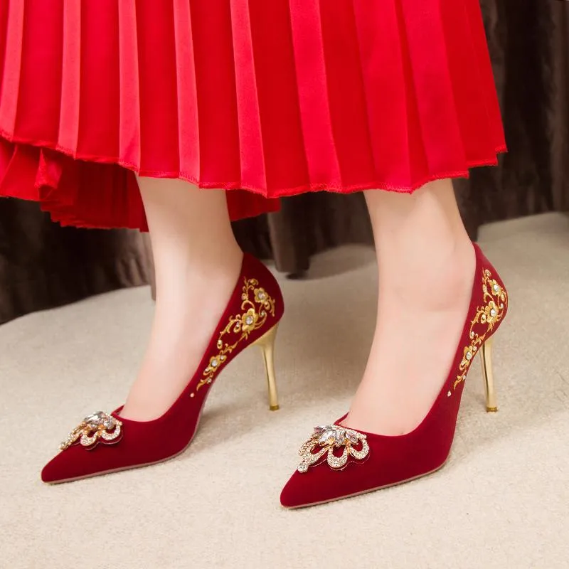 Jurk schoenen kristal gesp pluche pumps vrouwen 2022 borduurwerk dunne hakken chinese bruiloft vrouw rode punt teen hoge hak