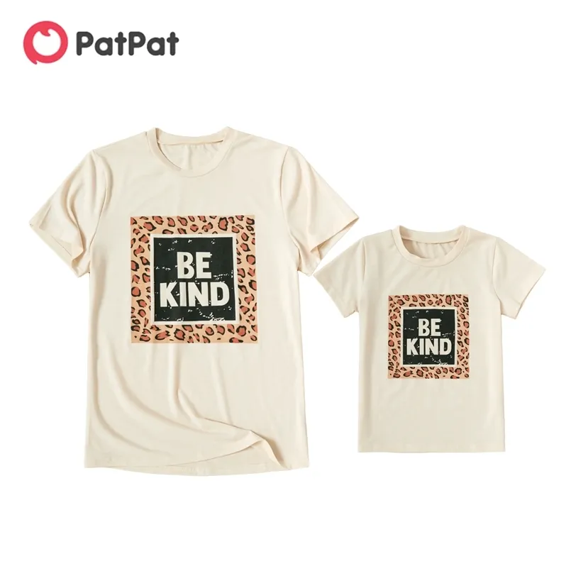 Chegada Verão Leopardo Letra Imprimir Damasco T-shirts para Mamãe e Me 210528