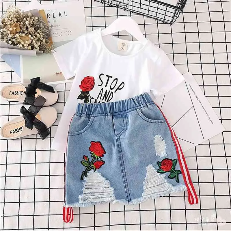 Mode Kids Roses T-shirt och broderi rippade jeans kjol 2pcs kläder set små tjejer 2-6yrs vit bomullsutslagsplats 210529