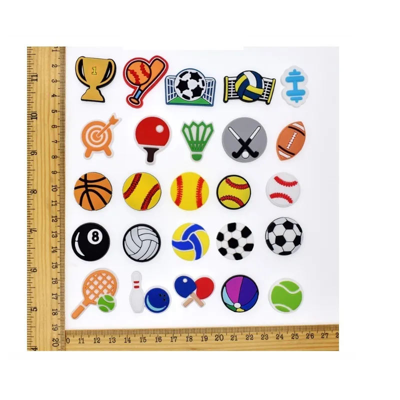 100 stks / partij Ballen Foosball Schoen Charms Accessoires Decoraties Basketbal Cartoon PVC Croc Jibitz Gesp Boys Kids Party Gift