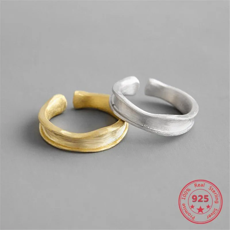 Anillo único de plata esterlina 925 con superficie irregular cóncava y convexa Mate DrawLine Moda Simple Personalidad Joyería Anillos de racimo