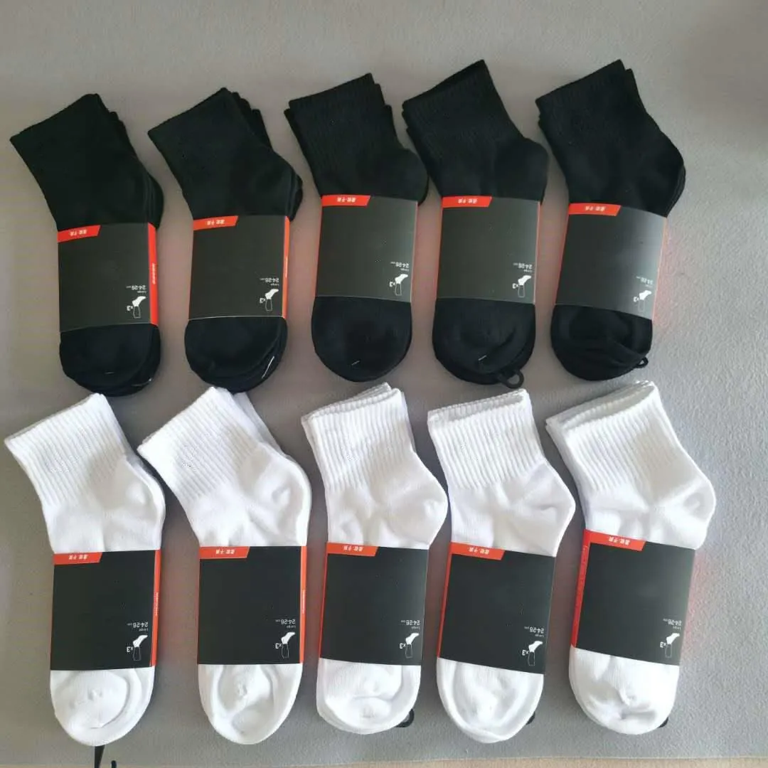 MEN SOCKS Women Hoge kwaliteit katoenen klassieker Ankle Letter Ademend zwart -wit voetbal basketbal sportsok