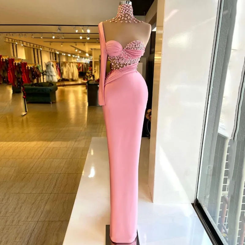 Elegante rosa Meerjungfrau-Abendkleider, One-Shoulder-High-Neck-Blumen-Abschlussballkleid, Satin-Falten, zweites Empfangskleid, individuell anpassbar