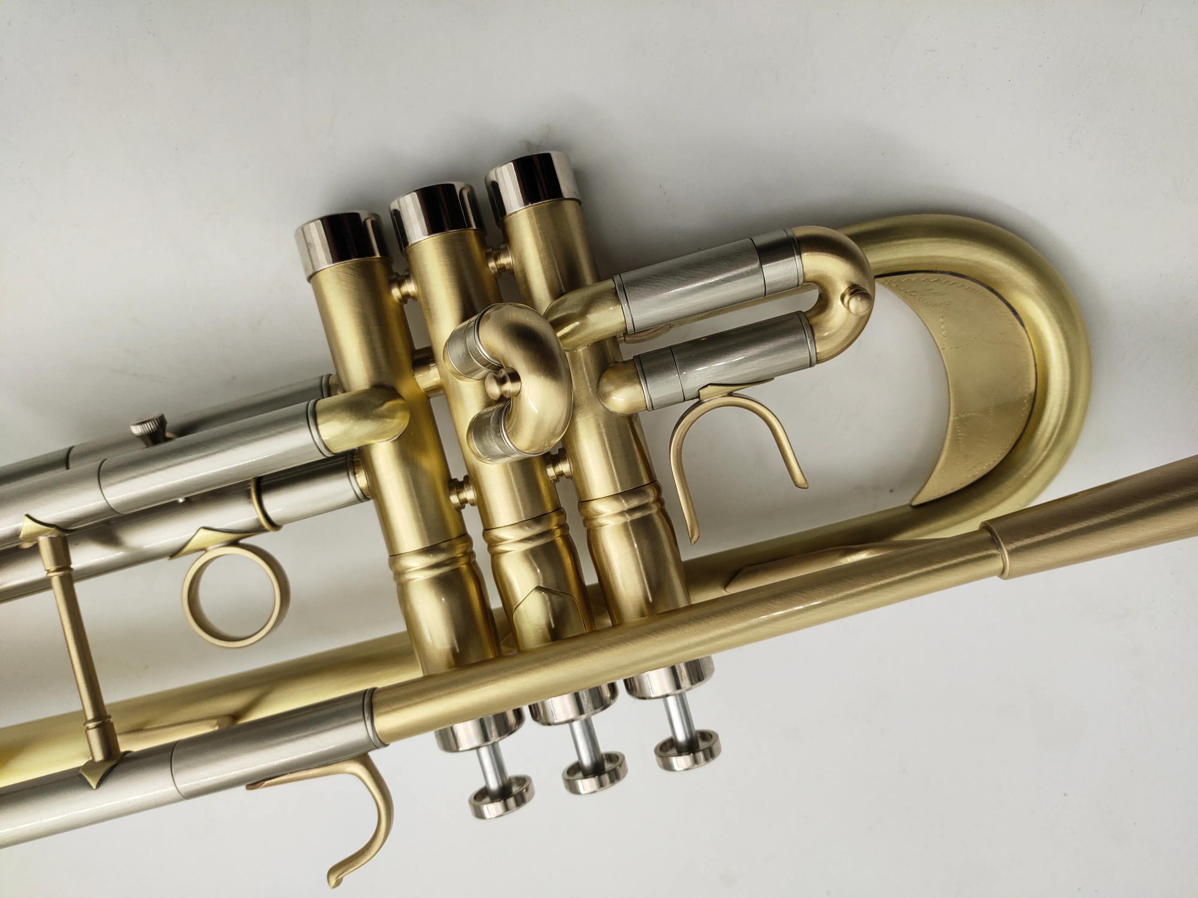 Queen Brass トランペットケース」 ストラップ欠品 タバコ臭若干 Queen