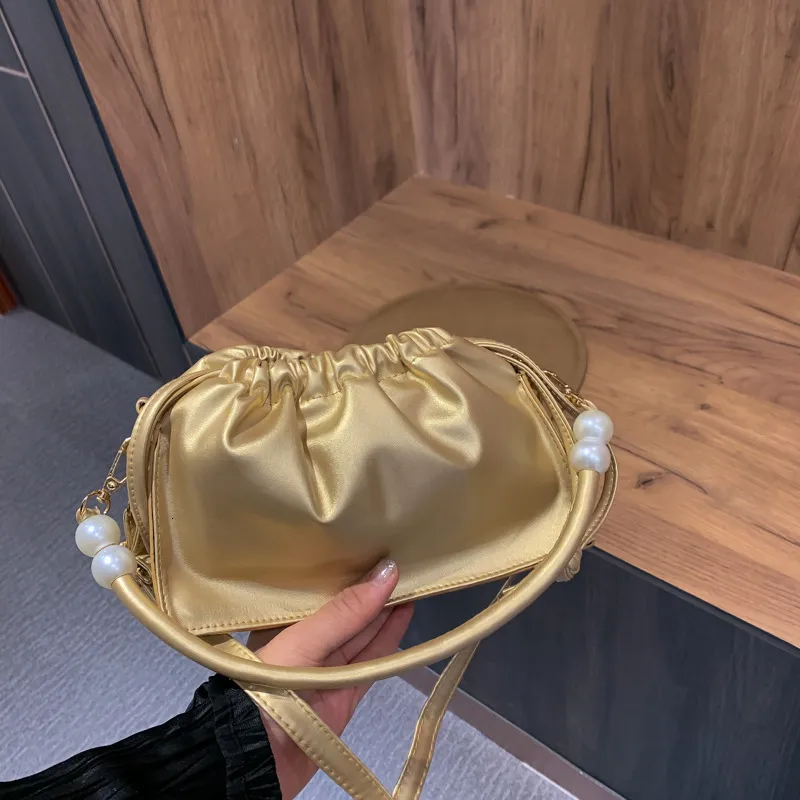 Borsa a tracolla monospalla portatile Fold Cloud da donna all'inizio della primavera 2021 Pearl Fashion Color