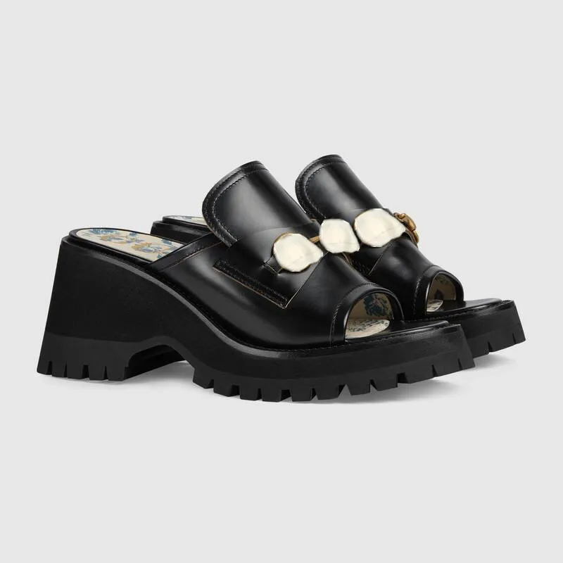 2021 latest thick sole sandals. Luxurious calf leather upper. Rubber sole. Comfortable and beautiful. Noble temperament