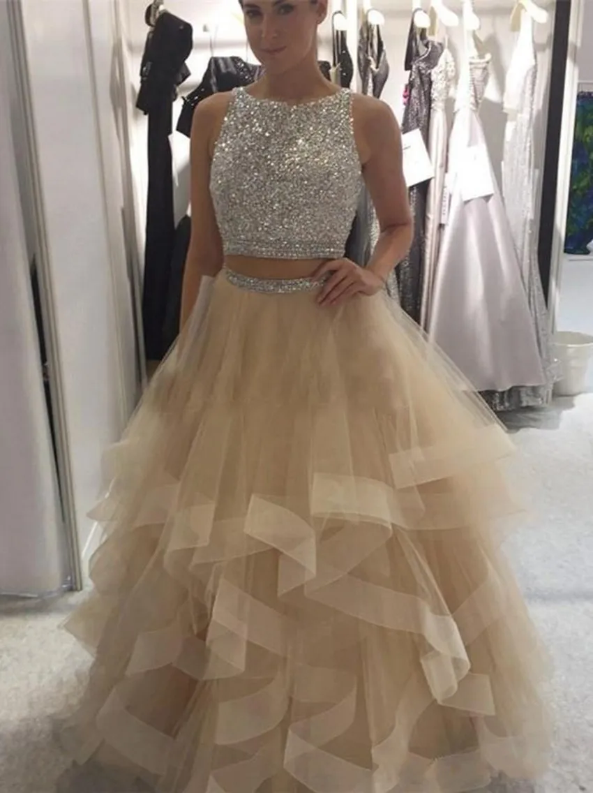 2021 Plus Size Ball Gown Abiti da ballo champagne Paillettes scintillanti Top con perline Tulle Gonna a strati Buco della serratura Indietro Abiti da sera senza schienale